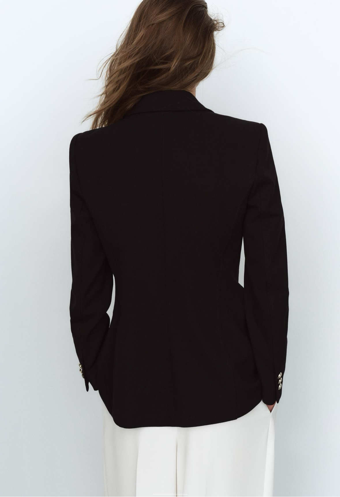 TAILLIERTER BLAZER MIT SCHULTERPOLSTERN