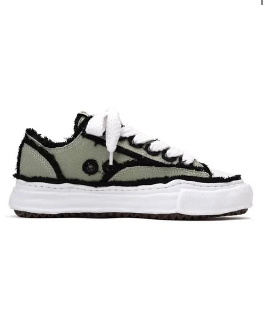 Viral Low-Top Sneaker